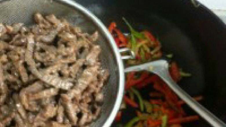 牛肉辣椒汤米粉,锅里放油在放入青红辣椒,在放入炒好的牛肉一起爆炒。