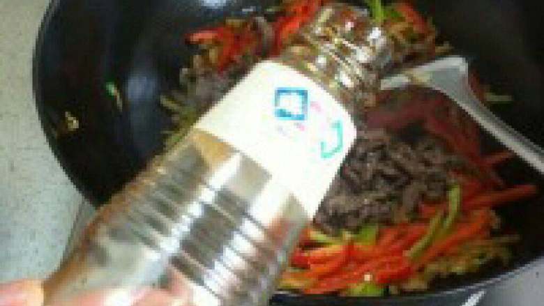 牛肉辣椒汤米粉,在放入盐和<a style='color:red;display:inline-block;' href='/shicai/ 788'>生抽</a>调味。