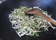 花生小鱼干,倒入小鱼干，转小火炒至小鱼干酥脆