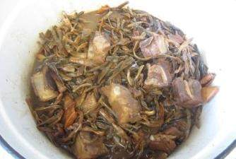 烧小排鱿鱼干,倒入干豆角段翻炒,加盖小火继续焖到排骨酥烂,收汁起锅