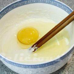 鸡腿卷饼,加入1个<a style='color:red;display:inline-block;' href='/shicai/ 9'>鸡蛋</a>和少量盐，拌匀