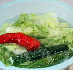 鸡腿卷饼,蔬菜洗净后，用盐水泡20分钟后<a style='color:red;display:inline-block;' href='/shicai/ 54'>黄瓜</a>和红椒切成条状
