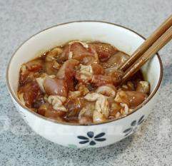 鸡腿卷饼,<a style='color:red;display:inline-block;' href='/shicai/ 92'>鸡腿</a>肉剔下来后，切成条状，放入调味，腌制20分钟