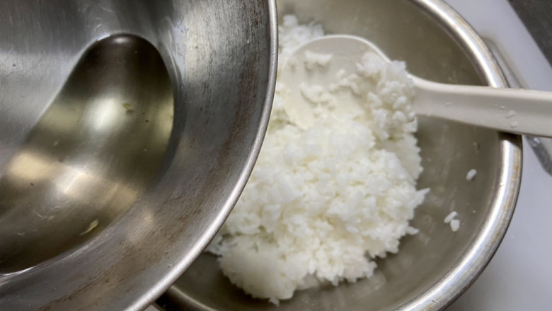 海苔拌饭,煮好的米饭盛出,用饭勺搅散放置温热,分次加入少许寿司醋,搅拌均匀,