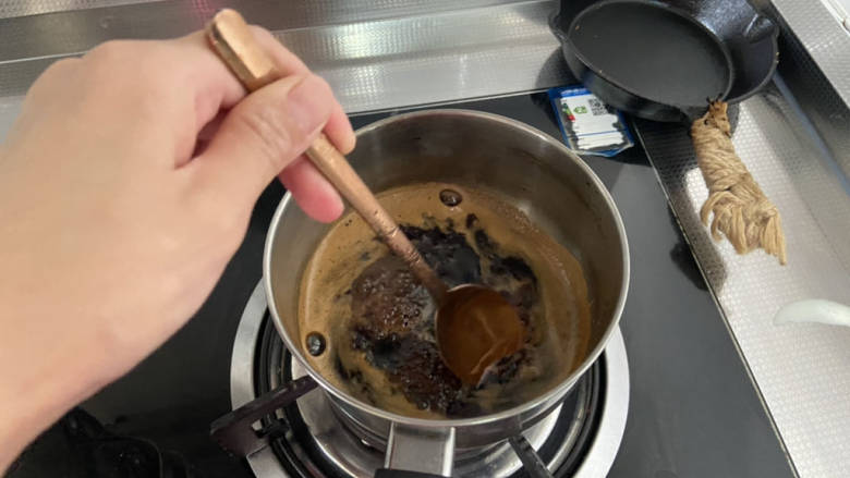 红糖豆腐脑,煮开后,转小火,不断搅拌熬煮10分钟左右