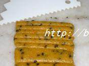 黑芝麻橄榄油辣味儿饼干,再用带齿的模片压出齿痕,再切成需要的饼干生坯