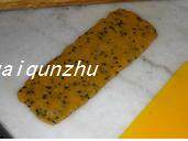黑芝麻橄榄油辣味儿饼干,将面团从冰箱取出,揪一小团面擀成长方形