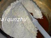黑芝麻橄榄油辣味儿饼干,再加入细砂糖拌均匀后,混合筛入低粉、小苏打粉、泡打粉和盐,拌均匀