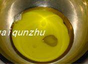 黑芝麻橄榄油辣味儿饼干,将橄榄油放入盆儿中,分两次加入蛋液,每次都要用手抽将其搅打均匀,再加入下一次