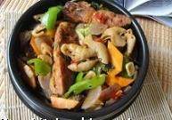 臭豆腐肥肠煲,加蔬菜翻炒成熟,最后加盐和鸡精