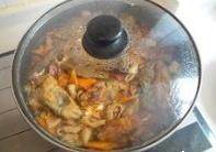 臭豆腐肥肠煲,加臭豆腐再焖一会儿,