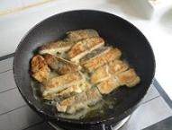 臭豆腐肥肠煲,锅内倒多些油,将臭豆腐煎制两面金黄,盛出备用