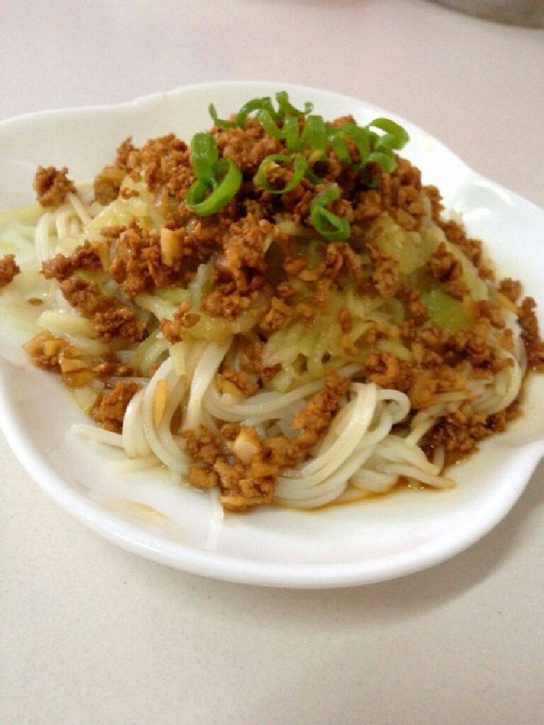蒜香肉末拌米粉