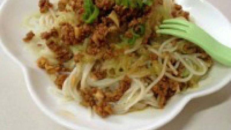 蒜香肉末拌米粉,把米粉捞起来放入盘子里，在把肉末放上去加入葱花就好了，如果盐不够自己在加。