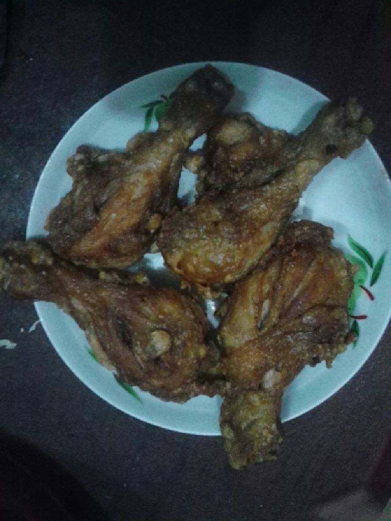 炸鸡腿,2.将油热下鸡腿炸，炸一会再翻另一面炸，炸至金黄捞起一会，再放进去复炸至熟