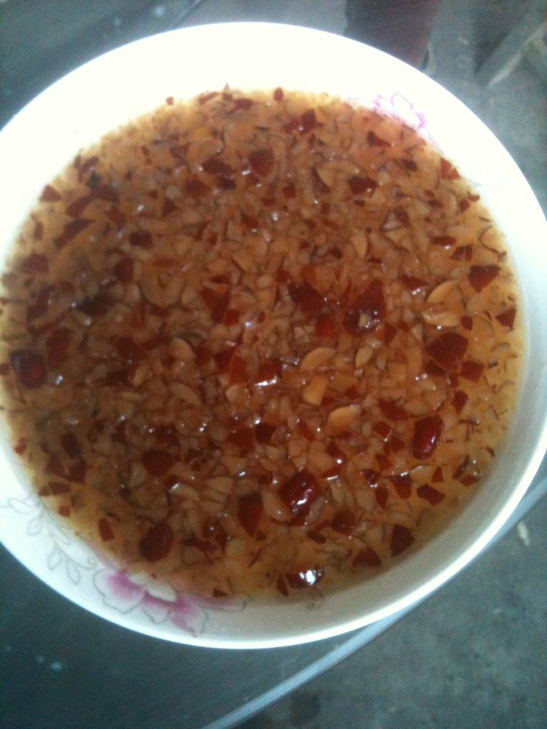红枣马蹄糕,准备一个蒸盘，抹干水，均匀涂上一层油后把马蹄粉酱放入放入蒸锅大火蒸30钟左右即可