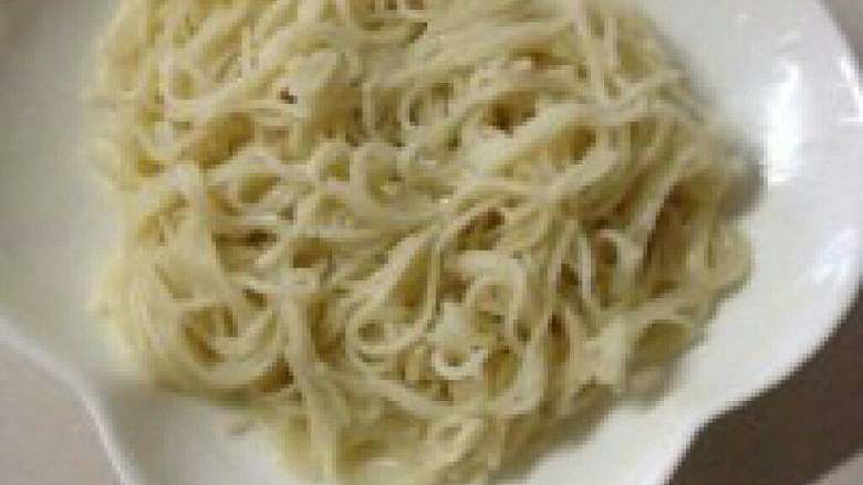 蚕豆鸡蛋胡萝卜拌面,面条用开水煮好后捞出来。