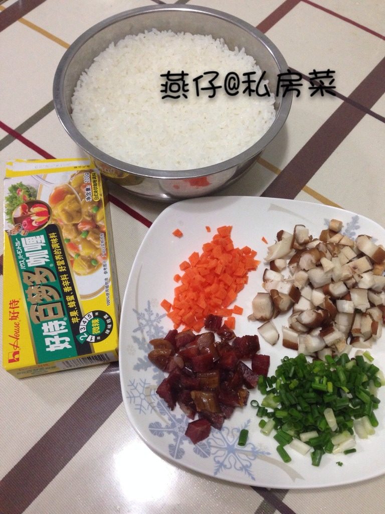 腊肉咖喱炒饭,如图准备好食材洗净切末。
