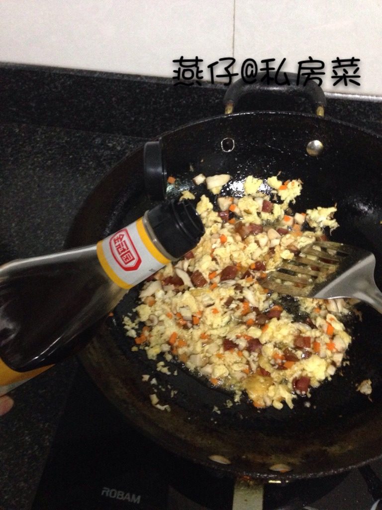 腊肉咖喱炒饭,如图热锅倒油，先炒<a style='color:red;display:inline-block;' href='/shicai/ 9'>鸡蛋</a>，后加食材翻炒，再加点<a style='color:red;display:inline-block;' href='/shicai/ 718'>料酒</a>翻炒。