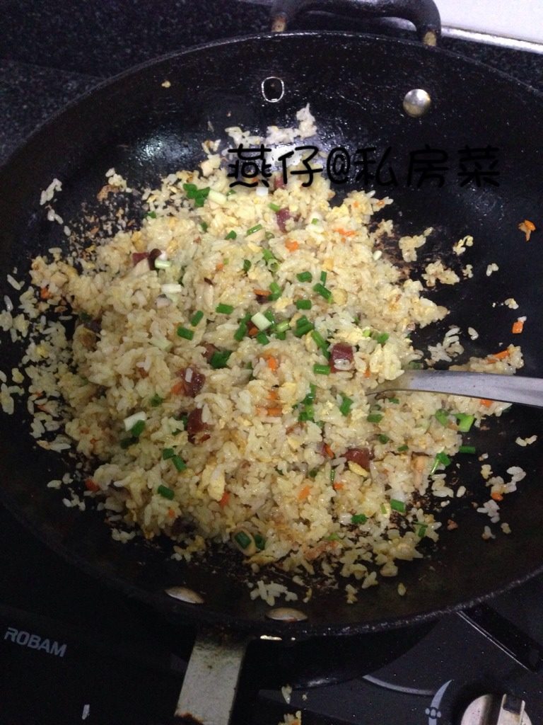 腊肉咖喱炒饭,如图倒入<a style='color:red;display:inline-block;' href='/shicai/ 507'>米饭</a>炒散，再加入咖喱翻炒，最后再加适量盐味精，<a style='color:red;display:inline-block;' href='/shicai/ 3250'>葱</a>翻炒出锅。