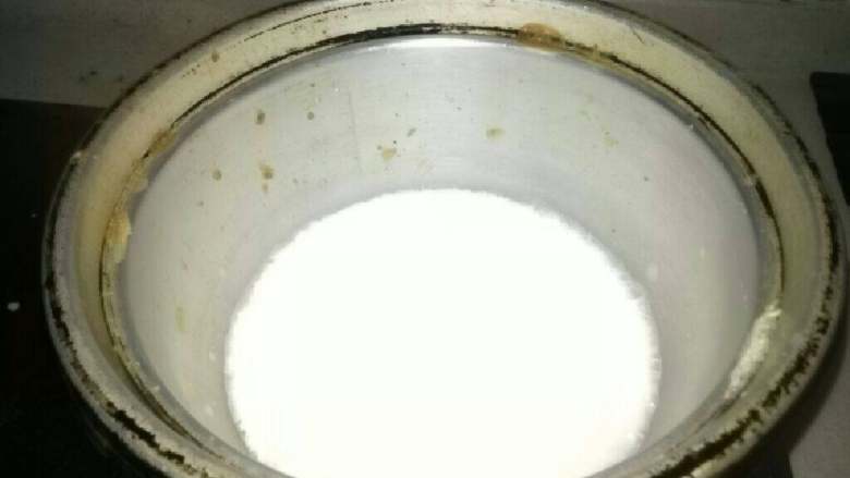 牛奶蛋花汤,先把<a style='color:red;display:inline-block;' href='/shicai/ 219'>牛奶</a>煮熟。