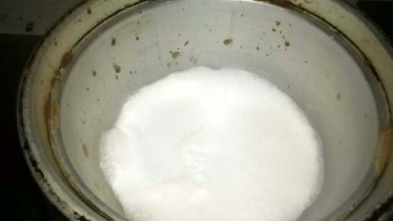 牛奶蛋花汤,等待一两分钟，见到她已经起泡了就可以加入<a style='color:red;display:inline-block;' href='/shicai/ 9'>鸡蛋</a>。