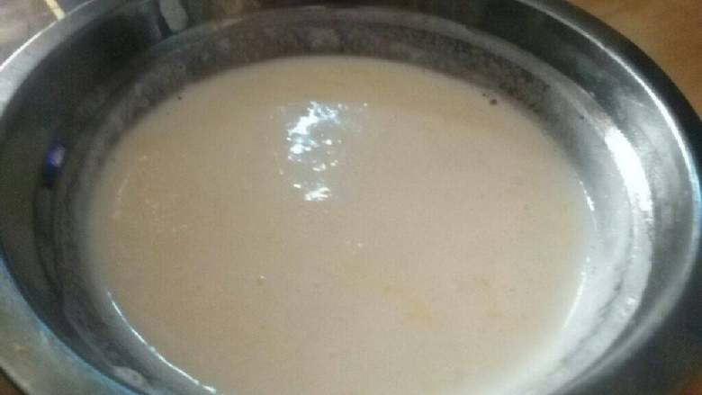 牛奶蛋花汤,加入鸡蛋后不停搅拌然后关火。就完成了。