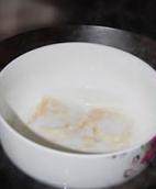 草莓可可慕斯,180G牛奶浸泡吉利丁片至柔软,隔水溶化