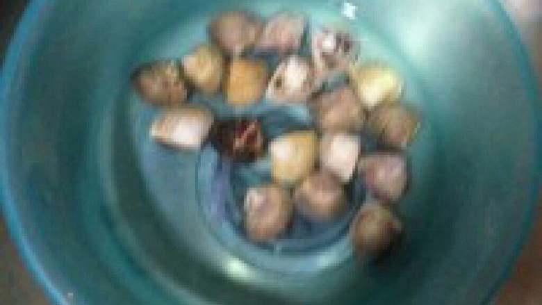 花蛤蒸蛋,把准备好的<a style='color:red;display:inline-block;' href='/shicai/ 1816'>花蛤</a>用盐水泡10分钟。