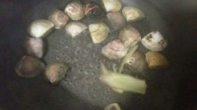 花蛤蒸蛋,锅里放水烧开后，把泡好的花蛤放进去，在放入<a style='color:red;display:inline-block;' href='/shicai/ 37'>姜</a>片加适量<a style='color:red;display:inline-block;' href='/shicai/ 718'>料酒</a>把花蛤煮开口捞出来备用。