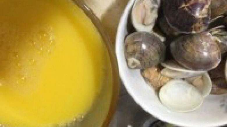 花蛤蒸蛋,把<a style='color:red;display:inline-block;' href='/shicai/ 9'>鸡蛋</a>打入碗里搅拌均匀放适量盐调味，在把煮好的花蛤倒进<a style='color:red;display:inline-block;' href='/shicai/ 9'>鸡蛋</a>碗里。