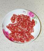 西葫芦炒腊肠,<a style='color:red;display:inline-block;' href='/shicai/ 66'>西葫芦</a>切成薄片，<a style='color:red;display:inline-block;' href='/shicai/ 4536'>腊肠</a>切斜片