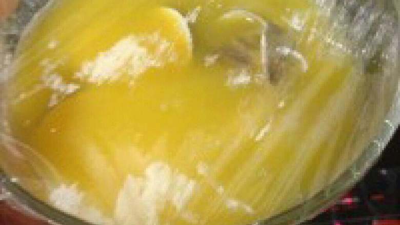 花蛤蒸蛋,用保鲜膜封好，就开始上锅蒸过1多分钟就可以了。