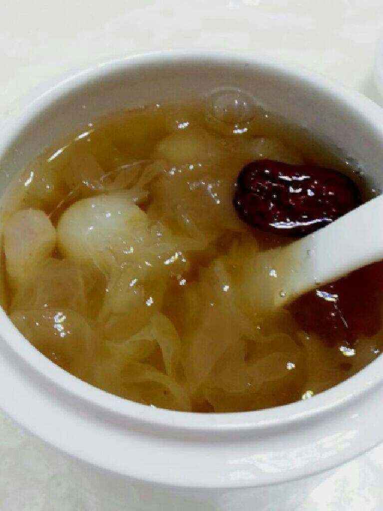 银耳羹,把所有材料一起放入电炖锅里，加适量水，炖两个小时左右，放入<a style='color:red;display:inline-block;' href='/shicai/ 866'>冰糖</a>炖10分钟就可以了