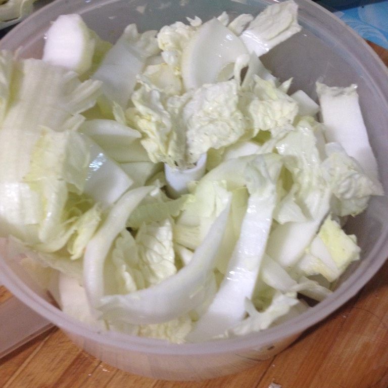 白菜饺子,如图切成小块放入,搅菜神器