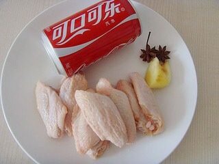 可乐鸡翅, 材料：<a style='color:red;display:inline-block;' href='/shicai/ 4983'>鸡翅中</a>、<a style='color:red;display:inline-block;' href='/shicai/ 911'>可乐</a>一听、<a style='color:red;display:inline-block;' href='/shicai/ 695'>八角</a>、<a style='color:red;display:inline-block;' href='/shicai/ 37'>姜</a>、葱段、<a style='color:red;display:inline-block;' href='/shicai/ 718'>料酒</a>