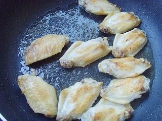 可乐鸡翅, 煎至外皮两面泛黄。