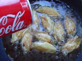 可乐鸡翅,倒入可乐没过鸡翅即可。