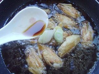 可乐鸡翅,加入酱油、大料、葱段、姜片,大火烧开后转小火。