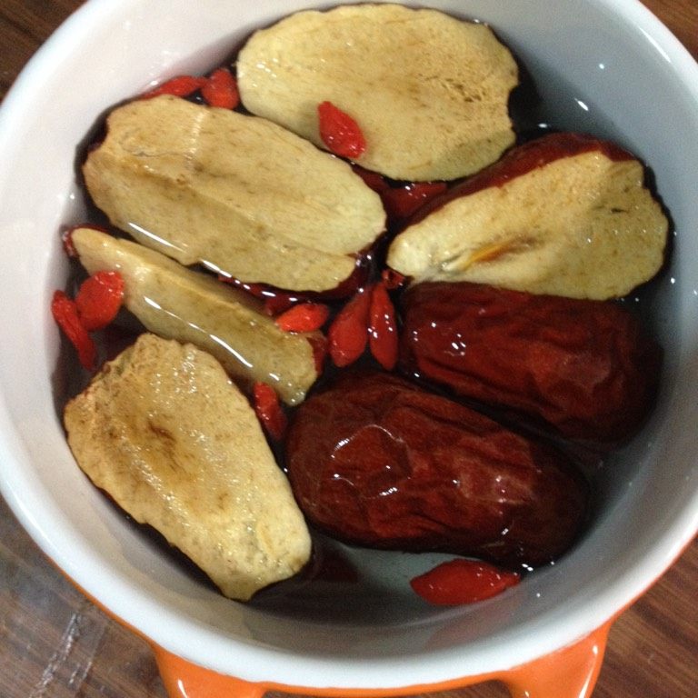 暖身汤,如图用温水泡一下食材，<a style='color:red;display:inline-block;' href='/shicai/ 882'>红糖</a>除外