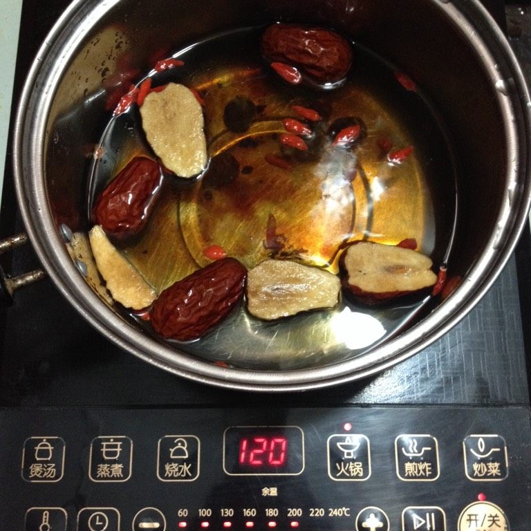 暖身汤,如图锅内放入适量水，加入以上所有食材，开火，慢火半个小时即可