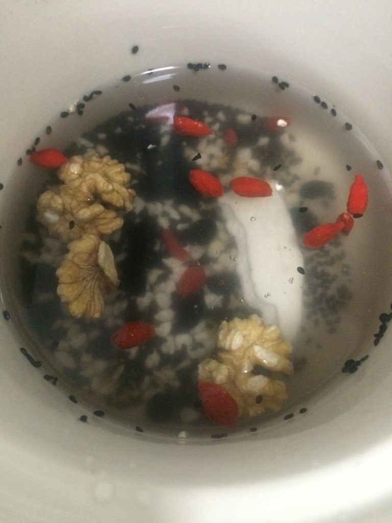 营养早餐,如图隔夜将小米、芝麻、黑米、黑豆、山药干、核桃仁、枸杞放入炖锅，次日早晨就可以喝到美味营养的养肾乌发粥了；