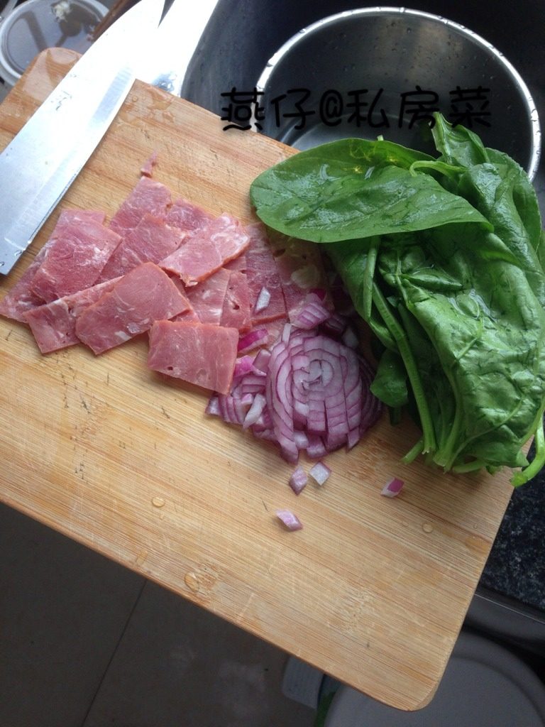 菠菜培根意面,如图准备好食材洗净，备用。