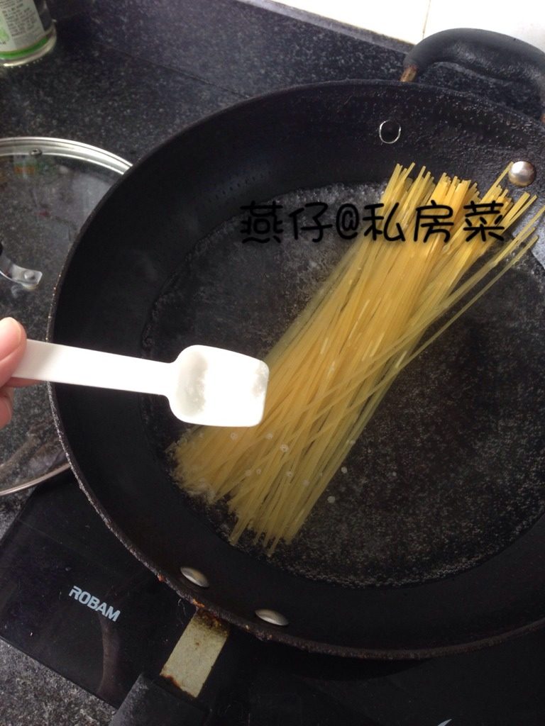 菠菜培根意面,如图<a style='color:red;display:inline-block;' href='/shicai/ 5030'>意面</a>下锅煮20分钟，加入适量盐，煮熟捞起备用。