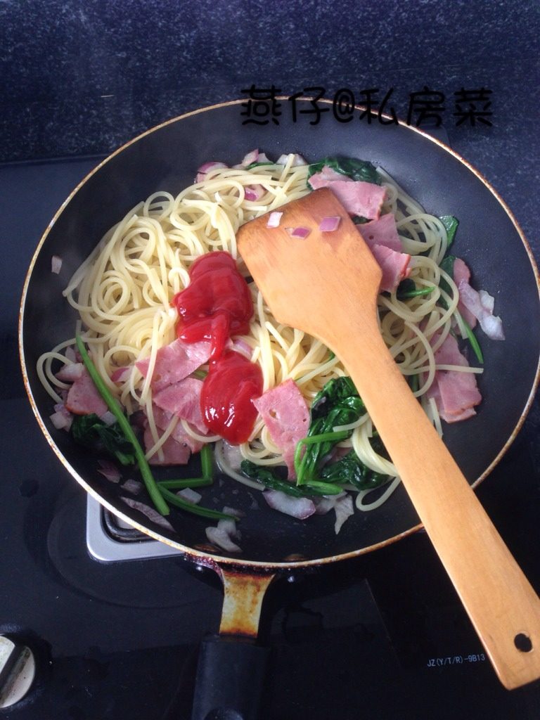菠菜培根意面,如图平底锅里放<a style='color:red;display:inline-block;' href='/shicai/ 887'>黄油</a>融化，放入<a style='color:red;display:inline-block;' href='/shicai/ 29'>洋葱</a>炒香，再放<a style='color:red;display:inline-block;' href='/shicai/ 443'>培根</a><a style='color:red;display:inline-block;' href='/shicai/ 117'>菠菜</a>意面翻炒，加入适量盐，<a style='color:red;display:inline-block;' href='/shicai/ 134333'>黑胡椒</a>，<a style='color:red;display:inline-block;' href='/shicai/ 699'>番茄酱</a>翻炒均匀出锅。