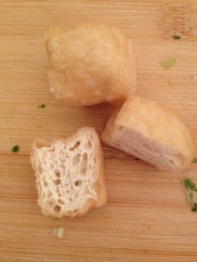 生炸油豆腐,如图。大的<a style='color:red;display:inline-block;' href='/shicai/ 483'>油豆腐</a>切半,如果小的就切去一点,留大半,不然包不下肉肉