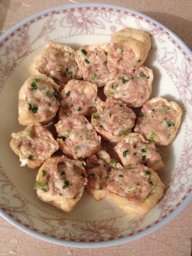 生炸油豆腐,如图。将肉挤进切好的油豆腐中,稍微多出来些也没关系。