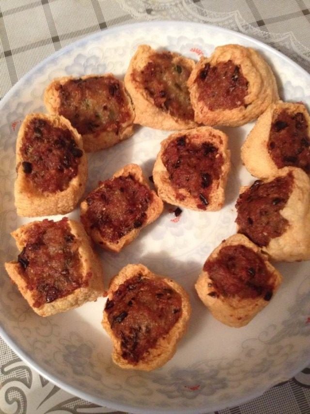 生炸油豆腐,如图。油温度可以的话把肉豆腐慢慢放到锅里,就会慢慢炸好了,要是油温度低了炸不开,就开点小火。最后就可以装盘了~