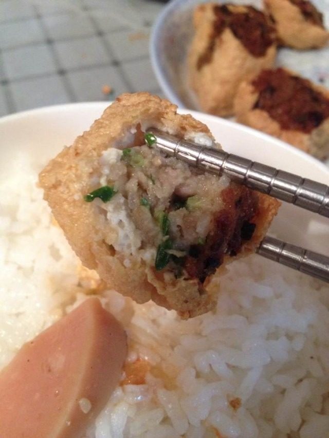 生炸油豆腐,如图。炸好的肉豆腐,特别香脆哦~