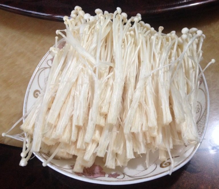 小炒金针菇,把<a style='color:red;display:inline-block;' href='/shicai/ 234'>金针菇</a>底部切掉，洗干净，撕成一条一条的